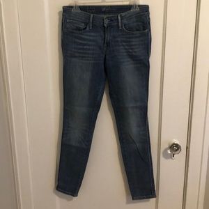 Demi curve, skinny Levi’s jeans